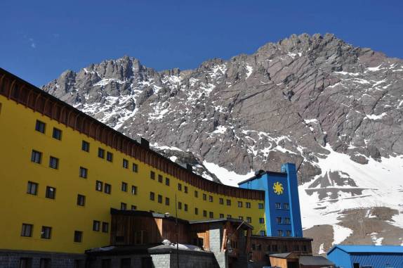 O famoso hotel da estação de esqui de Portillo, próximo ao Paso Cristo Redentor, entre Argentina e Chile